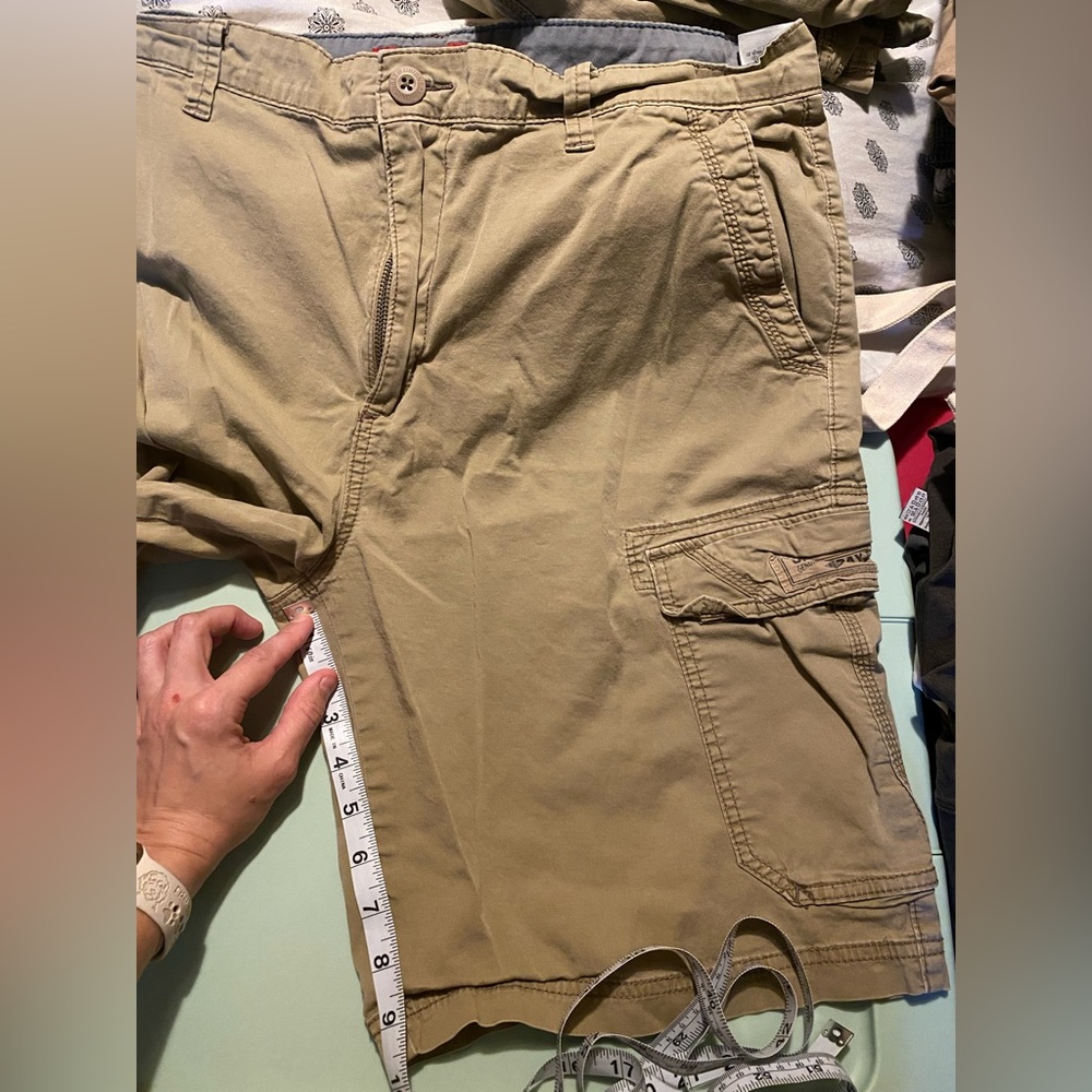 Unionbay Khaki Cargo shorts in men’s size 38. - Picture 2 of 5